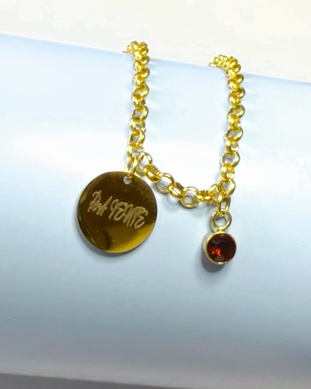 Bracelet 700 round plate with a beautiful baguette stone